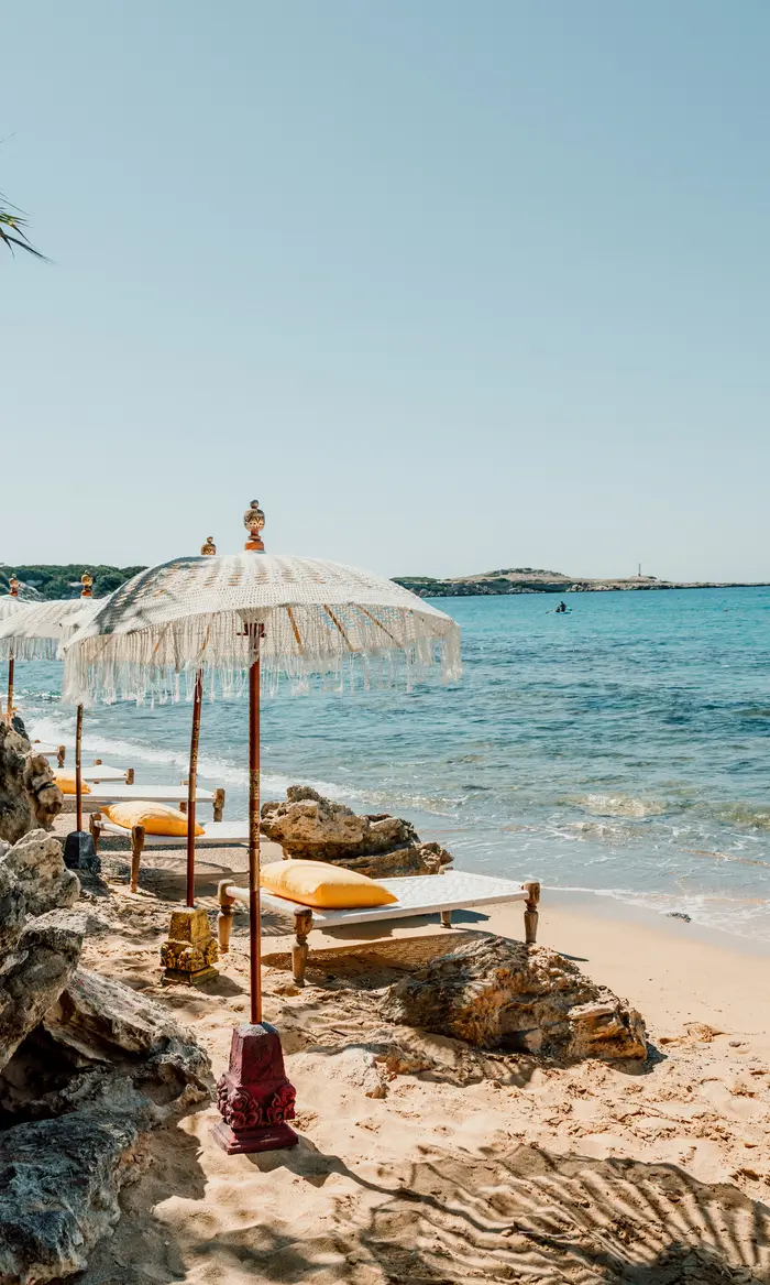 Parasole i leżaki na spokojnej, piaszczystej plaży