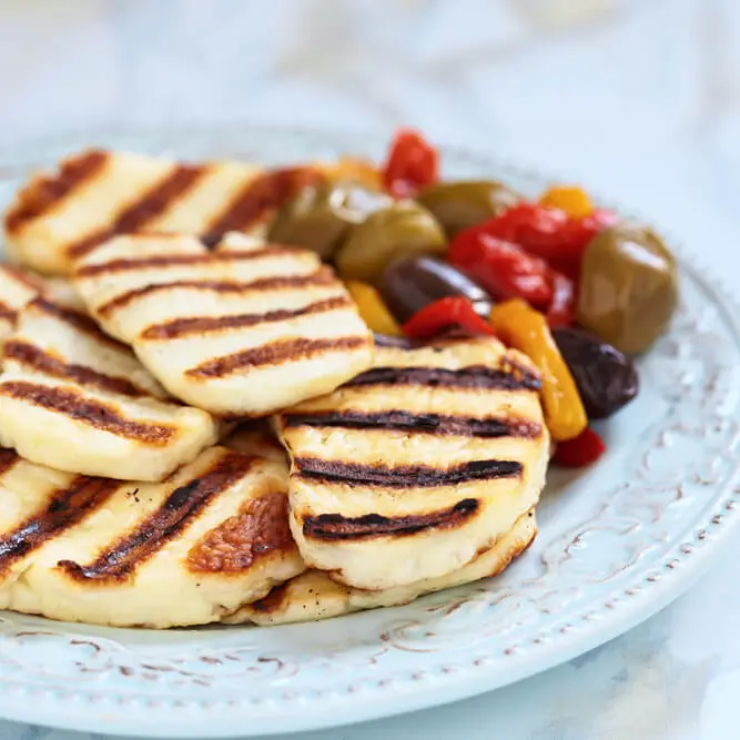 Grillowane halloumi z oliwkami i papryką